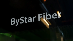Schriftzug Bystar Fiber auf einem schwarzen glänzende Acrylglas