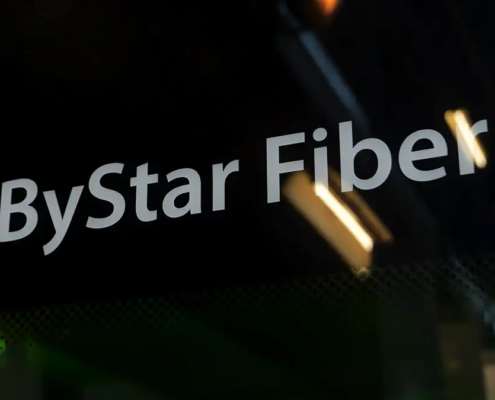Schriftzug Bystar Fiber auf einem schwarzen glänzende Acrylglas