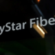 Schriftzug Bystar Fiber auf einem schwarzen glänzende Acrylglas