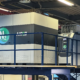 In der Mitte des Bildes ist die Valenta Metall Stickstoff Anlage auf einem Zwischenstockwerk in einer Halle mit einer Decke aus Metallkonstruktion