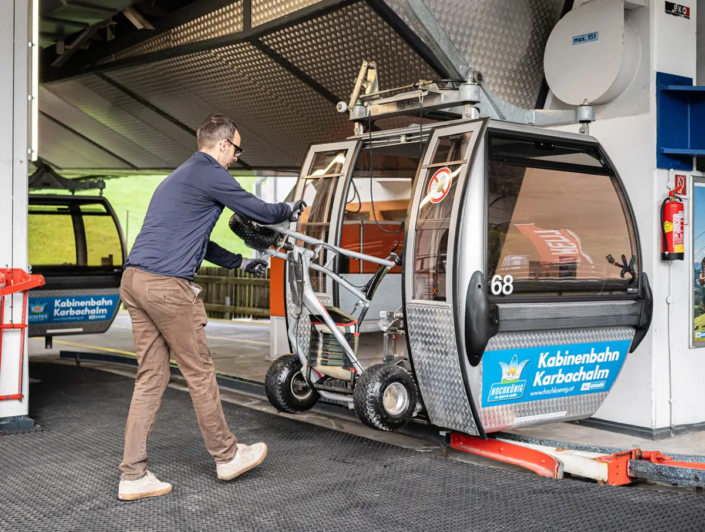 Das Mountaincart muss nicht gehoben werden.