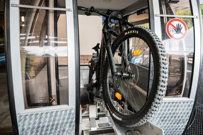 Das Fahrrad wird mittels der Aufnahmewippe sicher in der Gondel fixiert