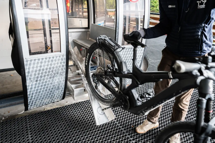 Auch beim Fahhrad kein Heben. Das Fahrrad wird einfach in die Wippe geschoben.