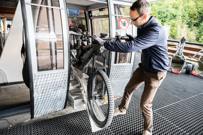 Auch beim Fahhrad kein Heben. Das Fahrrad wird einfach in die Wippe geschoben und nach hinten gekippt.