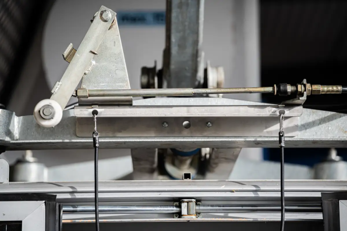 Der Schließmechanismus der Gondeltür wird temporär abgenommen ohne eine Trennung des Bowdenzuges und einfach an der Gondel befestigt