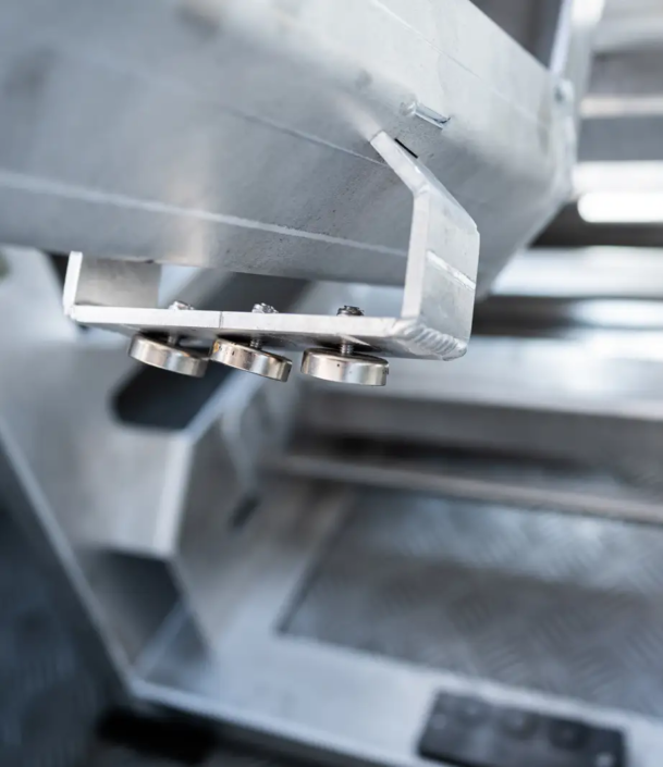 Starke Magnete sichern die Wippe in der Lade- und Transportposition