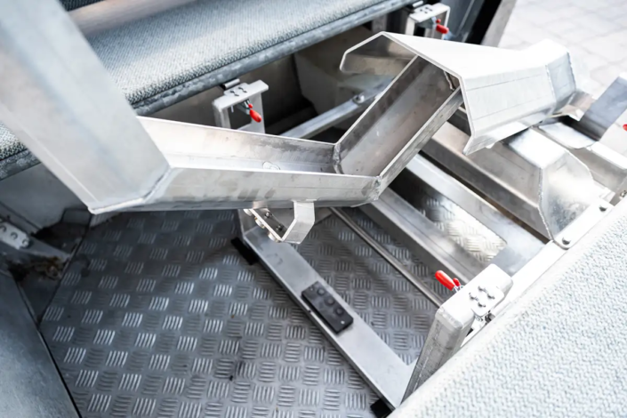 Starke Magnete sichern die Wippe in der Lade- und Transportposition