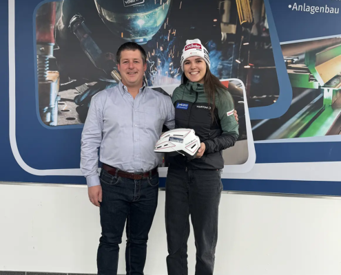 GF von Valenta Metall, Stefan Valenta und Schibergsteigering Emma Albrecht vor einem Valenta Metall Banner