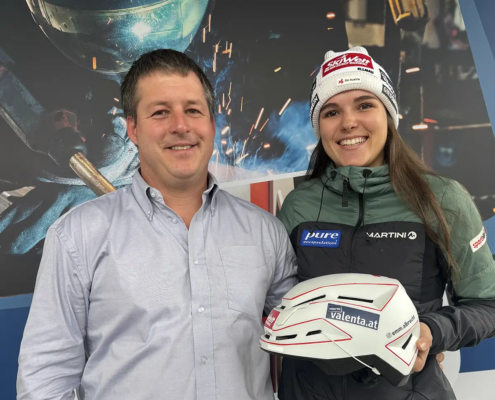 GF von Valenta Metall, Stefan Valenta und Schibergsteigering Emma Albrecht vor einem Valenta Metall Banner